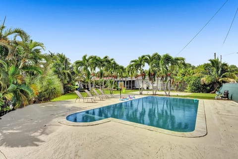 Casa Lago 5BR Waterfront Home & Pool Near Hard Rock Casino Villa in Dania Beach