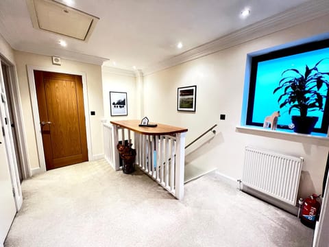 Modern and cozy 2-guest flat with gated parking Condo in Kingston upon Thames