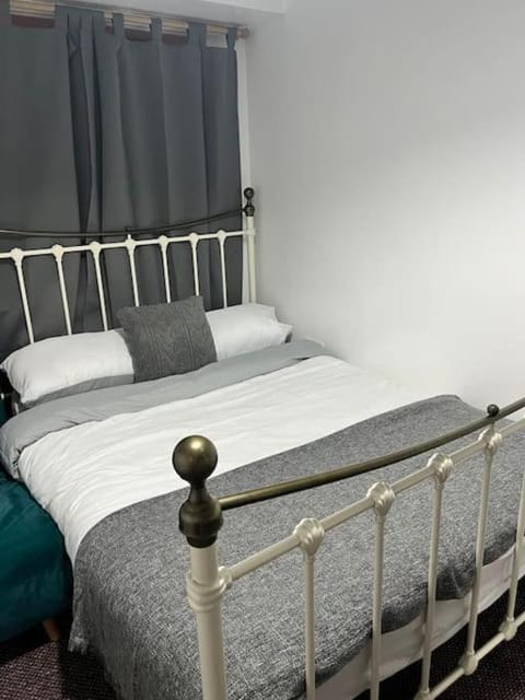 modern home with free parking,near to city center House in Liverpool