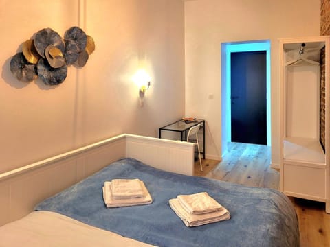 Brand new CAMELIA ROOM with private bathroom Bed and Breakfast in Saint-Gilles