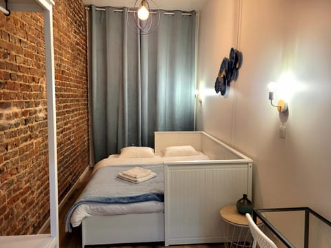 Brand new CAMELIA ROOM with private bathroom Bed and Breakfast in Saint-Gilles