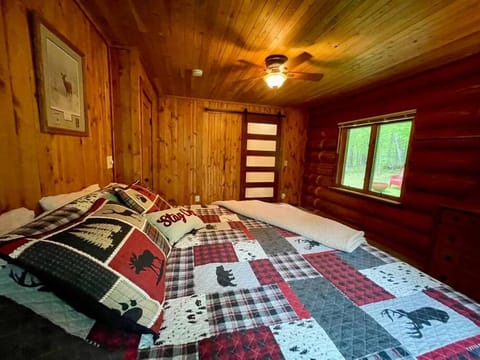 Camp Voyager Log Cabin resort pool, golf, trails, lakes more Chalet in Wisconsin