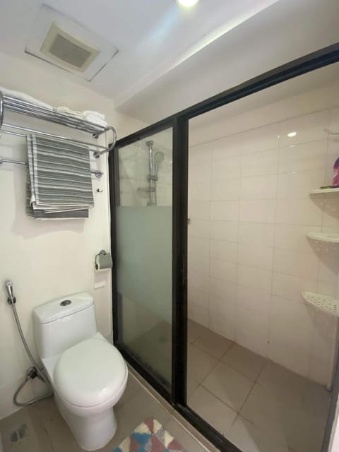 Shower, Toilet