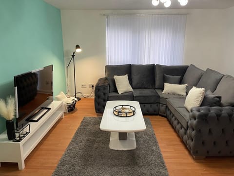 Entire 2 bedroom Beautiful newly furnished flat Apartment in Glasgow