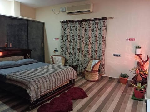 T2- Lovely 2 bedroom hill view with covered parking Condo in Secunderabad