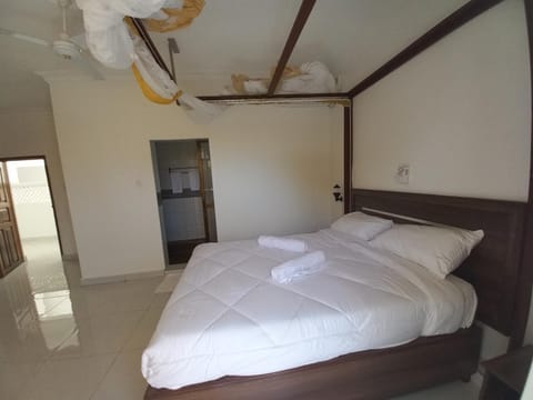 Maranda Deluxe Double Seaview room - B&B with pool. Bed and Breakfast in Diani Beach