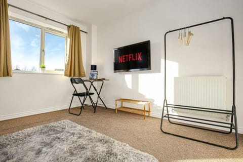 Aylesbury House with Free Parking, Super-Fast Wifi and Smart TV with Netflix by Yoko Property Casa in Aylesbury