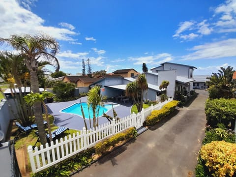 Property building, Garden, Swimming pool