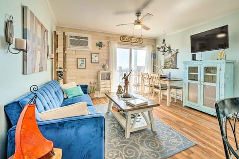 North Topsail Oceanfront Condo with Balcony! Apartamento in North Topsail Beach