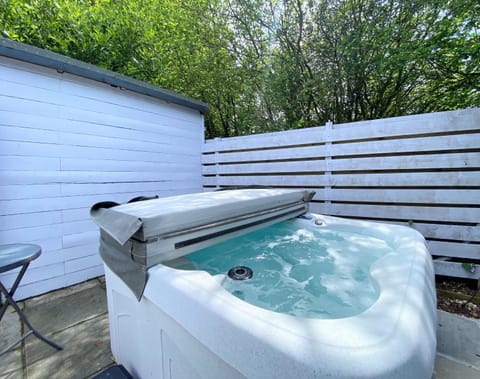 Hunters Hideaway-Hot Tub-Wiltshire-Groups Chalet in Warminster