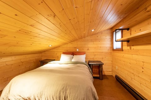 The Qu INN - Cozy Cabin Condo in Columbia-Shuswap A