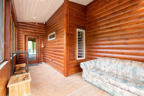 The Qu INN - Cozy Cabin Condo in Columbia-Shuswap A