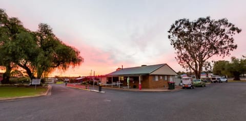 Spicer Caravan Park Terrain de camping /
station de camping-car in Parkes