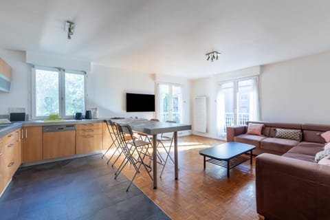 Kitchen or kitchenette, Living room, Dining area