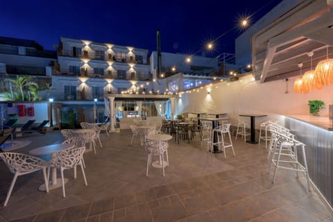 Restaurant/places to eat, Night, Balcony/Terrace