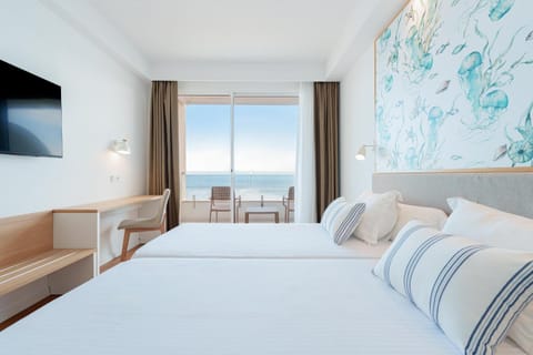 Photo of the whole room, Sea view