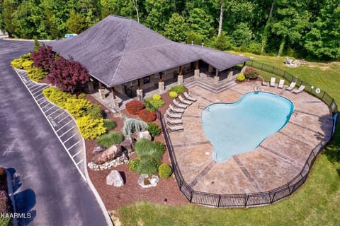 Above The Cove home House in Douglas Lake