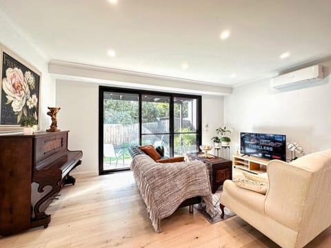 Luxury Glen Waverley Townhouse 4br3ba Backyard Maison in Glen Waverley