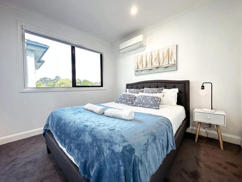 Luxury Glen Waverley Townhouse 4br3ba Backyard Maison in Glen Waverley