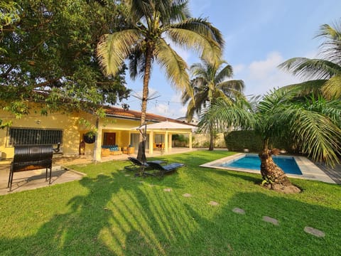Sompteuse villa avec piscine à 5 min de la plage Condo in Republic of the Congo