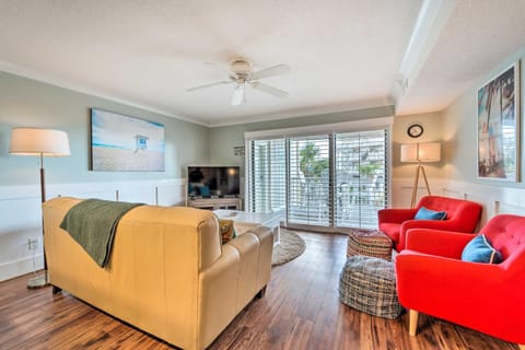 Bright Carolina Beach Condo - Walk to Shore! Wohnung in Carolina Beach