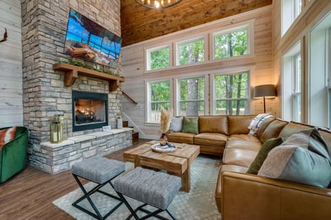 Broken Bow Cabin with Private In-law Suite and Hot Tub House in Broken Bow