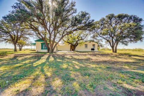 Secluded Ranch with Courtyard about 4 Mi to Odessa! House in Odessa