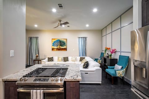 Luxurious 5BR Home Sleeps-14 Villa in Houston