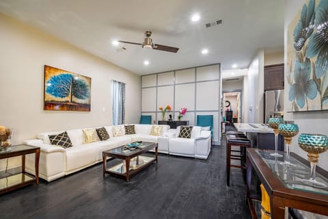 Luxurious 5BR Home Sleeps-14 Villa in Houston