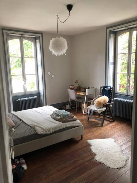 Grand appartement dans belle maison avec jardin Apartment in Besançon