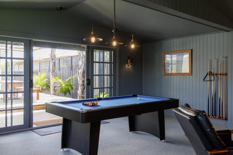 Billiard, Game Room