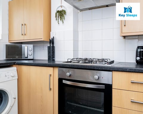 Kitchen or kitchenette, pet friendly, stove, washing machine