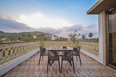 Balcony/Terrace, Dining area, Mountain view