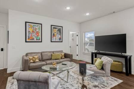 The Warhol - Pet-Friendly Apartment Maison in Rogers
