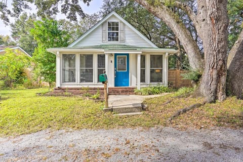 Cozy Home with Yard about 9 Mi to Dtwn Charleston! Maison in North Charleston
