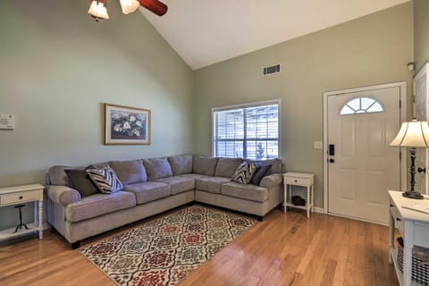 Charming Newnan Getaway - 2 Mi to Newnan Square! Maison in Newnan