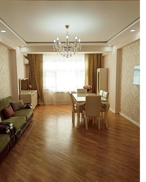 3 комнатная VIP квартира возле метро Wohnung in Baku
