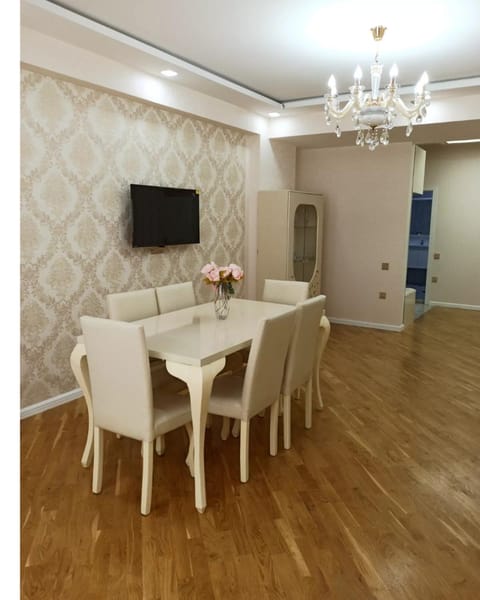 3 комнатная VIP квартира возле метро Apartamento in Baku