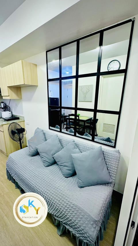 1BR Condo Unit at Celandine Condominium Near Ayala Cloverleaf Mall Eigentumswohnung in Quezon City