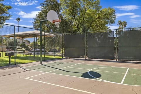 Studio on the Lake w/ Pool, Hot Tub & Tennis Apartment in Gilbert