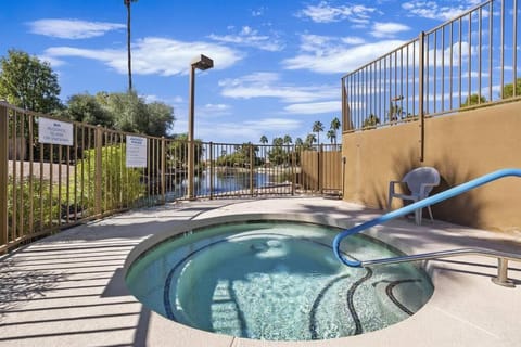 Studio on the Lake w/ Pool, Hot Tub & Tennis Apartment in Gilbert