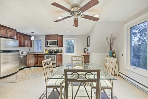 Cozy Dix Hills Apt with Deck about 7 Mi to Beach! Condo in South Huntington
