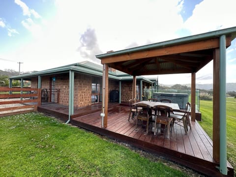 Serenity by the Sea Cottage in Apollo Bay with Jacuzzi House in Apollo Bay