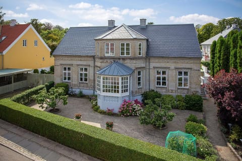 Property building, Day, Garden, View (from property/room), City view, City view, Garden view, Inner courtyard view