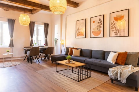 TV and multimedia, Living room, Dining area, Landmark view, heating