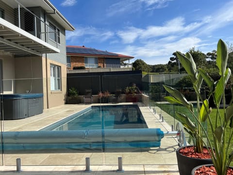 Kookaburra Heights House in Milton