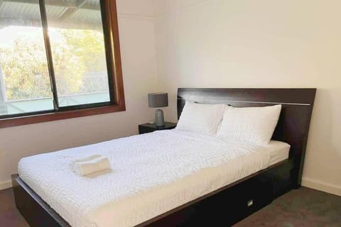 Cheerful 2 bedroom house with a beautiful veranda Casa in Geelong