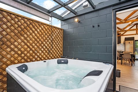 Studio Unit with Spa Bath House in Christchurch