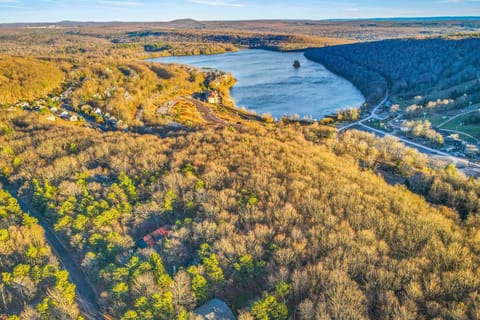 Lake Harmony - Pineknoll Drive Retreat House in Hickory Run State Park