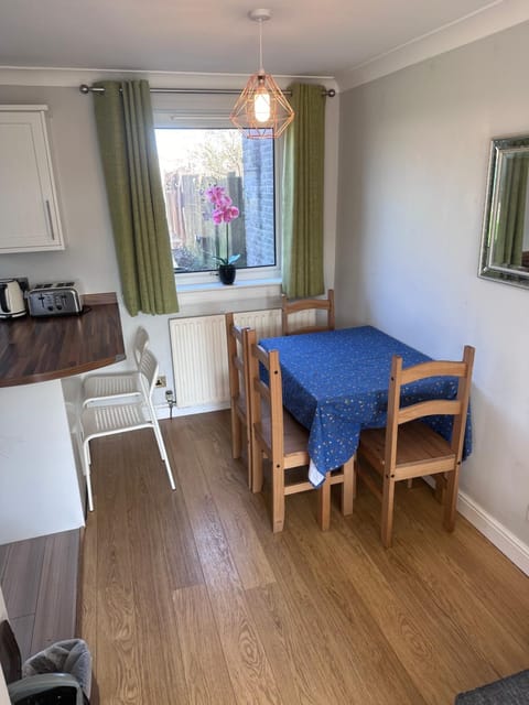 Dunfermline Home with Free Parking Near Amazon & M90 House in Dunfermline